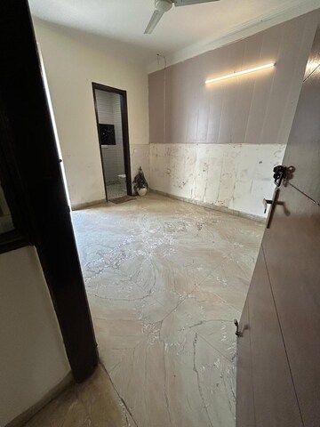 Room in 4 BHK Builder Floor at Green Fields Colony – for Sale