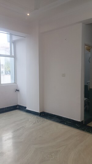 Room in 2 BHK Apartment at Mahagun Manor, Sector 50 – for Sale