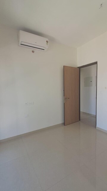 2 BHK Apartment For Rent in Lodha Vista, Lower Parel