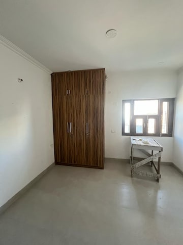 Room in 2 BHK Builder Floor at Cosmos Floors, Sector 52 – for Rent
