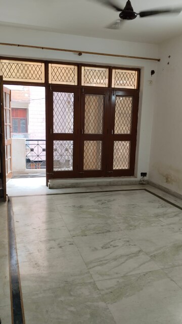Room in 3 BHK Builder Floor at Paryavaran Complex – for Rent