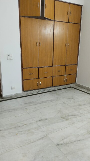 Room in 3 BHK Builder Floor at Paryavaran Complex – for Rent