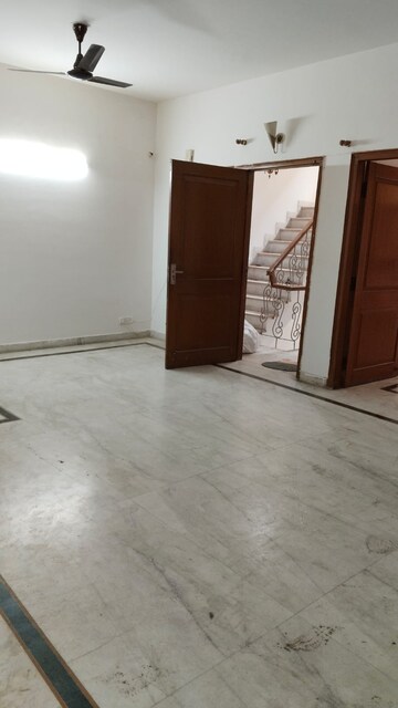 Room in 3 BHK Builder Floor at Paryavaran Complex – for Rent