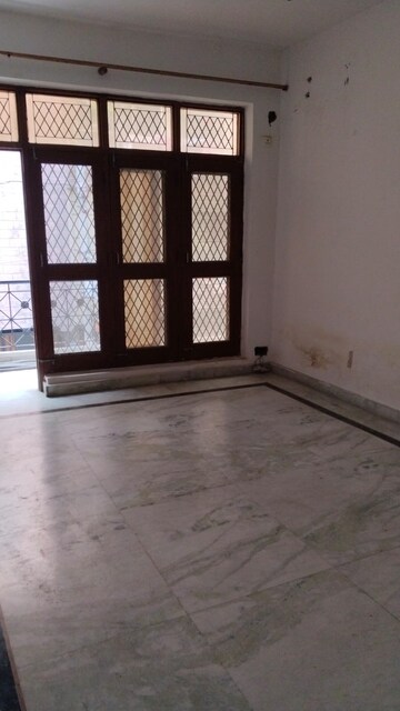 Room in 3 BHK Builder Floor at Paryavaran Complex – for Rent