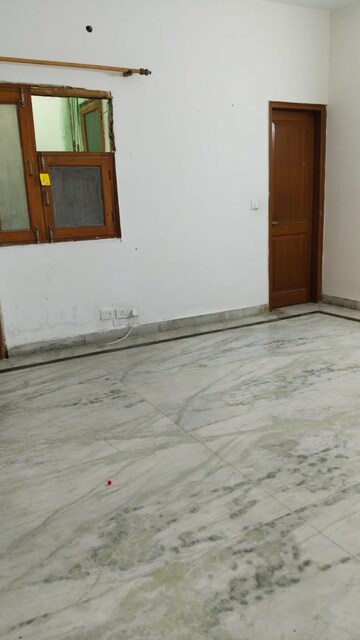 Room in 3 BHK Builder Floor at Paryavaran Complex – for Rent