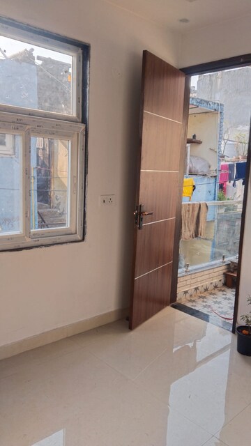 Room in 1 BHK Builder Floor at Mayur Vihar Phase 1 – for Rent