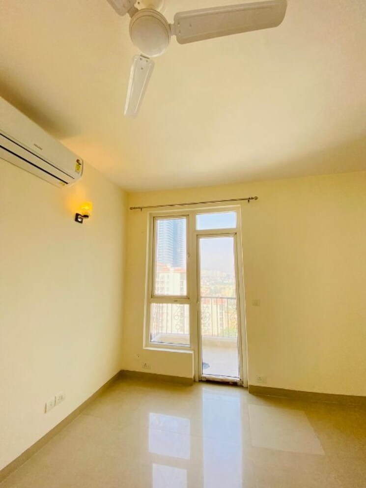 Room, emaar-emerald-estate 2.5 Bedroom 1100 Sq.Ft. Apartment In Sector 65 Gurgaon 8391028