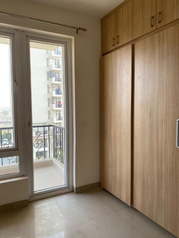 2.5 BHK Apartment For Rent in Emaar Emerald Estate, Sector 65