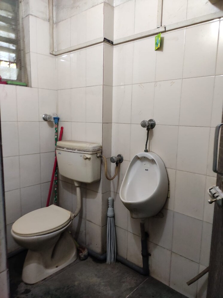 Bathroom, kandivali east Commercial Office Space 500 Sq.Ft. In Kandivali East Mumbai 8391378