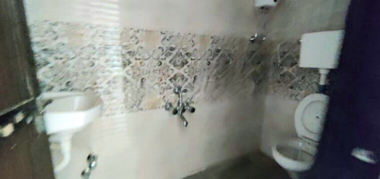 Bathroom, mulund east 2.5 Bedroom 720 Sq.Ft. Apartment In Mulund East Mumbai 8391396
