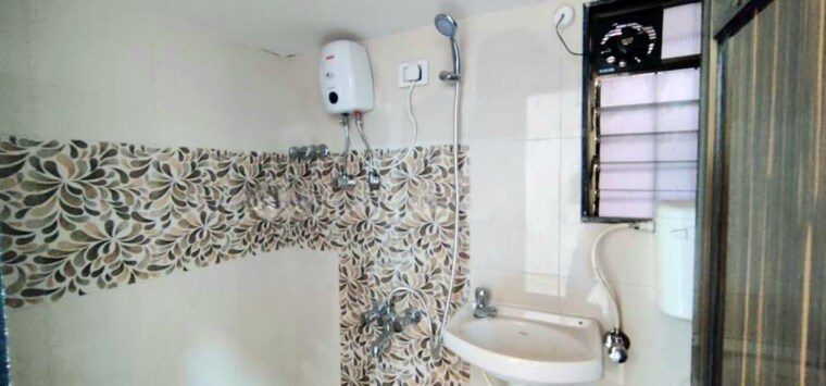 Bathroom, mulund east 2.5 Bedroom 720 Sq.Ft. Apartment In Mulund East Mumbai 8391396