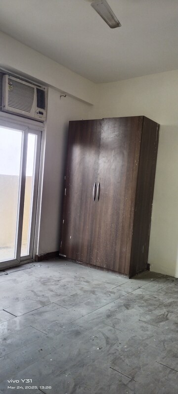 Room in 3 BHK Apartment at Mahagun Mywoods, Sector 16c Greater Noida – for Rent