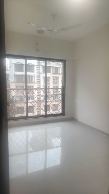 Room in 2.5 BHK Apartment at Kandivali West – for Rent