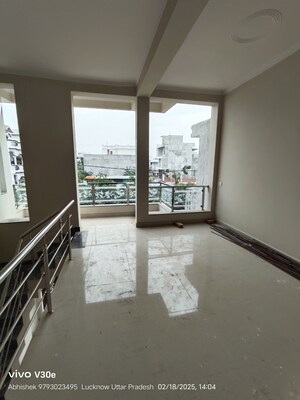 Room in 3 BHK Independent House at Jankipuram Extension – for Sale