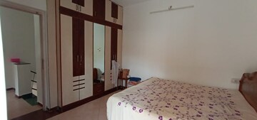 Room in 3.5 BHK Apartment at Satellite – for Rent