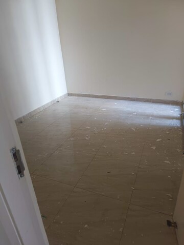 Room in 3 BHK Apartment at Gaur City 2 - 14th Avenue, Sector 16c Greater Noida – for Rent