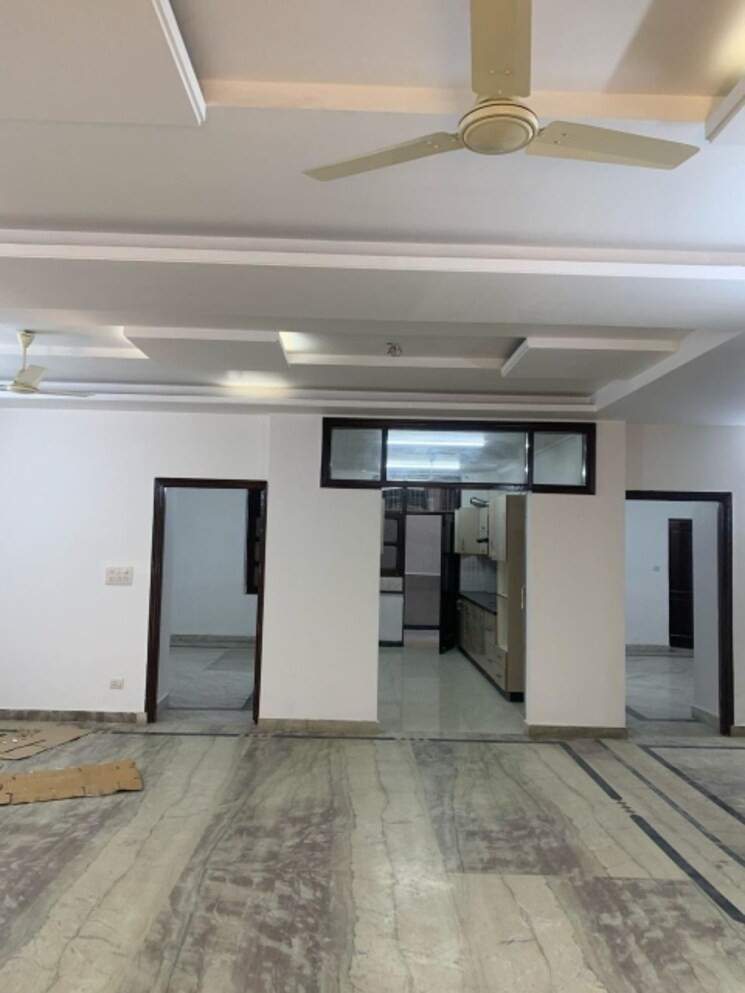 Room, sector 40 6+ Bedroom 162 Sq.Mt. Independent House In Sector 40 Noida 8392142