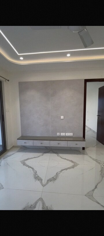 Room in 4 BHK Apartment at DSR The Classe, Narsingi – for Rent