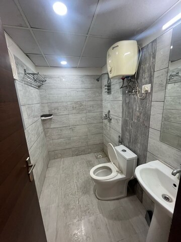 Bathroom in 2 BHK Builder Floor at RWA Apartments Sector 40, Sector 40 – for Rent