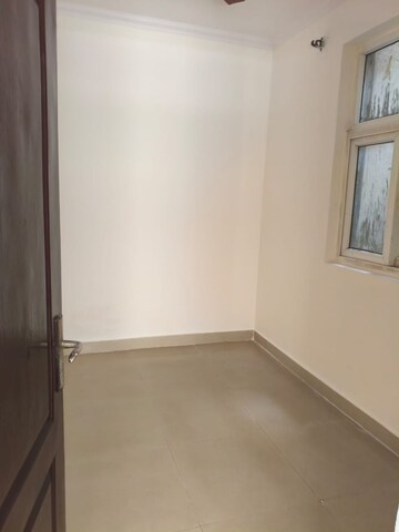 Room in 2 BHK Apartment at Amrapali Silicon City, Sector 76 – for Rent