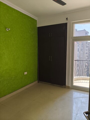 Room in 2 BHK Apartment at Amrapali Silicon City, Sector 76 – for Rent