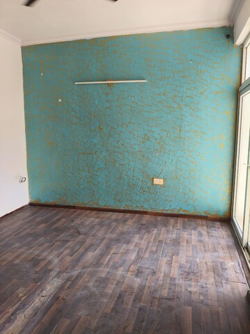 Room in 2 BHK Apartment at Amrapali Silicon City, Sector 76 – for Rent
