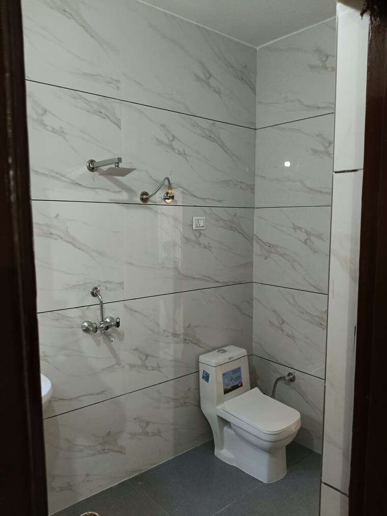 Bathroom, sushma-urban-views 3 Bedroom 1850 Sq.Ft. Apartment In Ghazipur Zirakpur 8392626