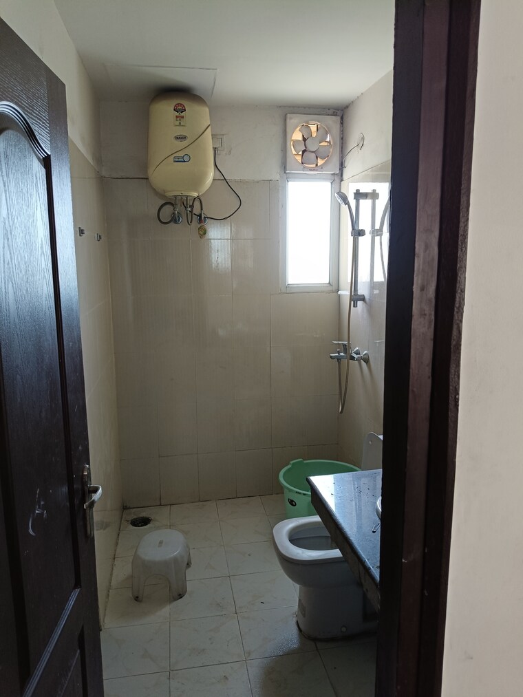Bathroom, sushma-urban-views 3 Bedroom 1850 Sq.Ft. Apartment In Ghazipur Zirakpur 8392626