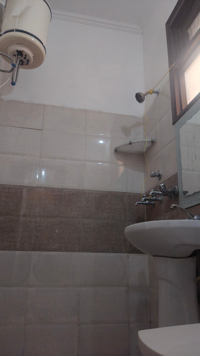 Bathroom, ambala highway 2 Bedroom 122 Sq.Yd. Apartment In Ambala Highway Zirakpur 8392628