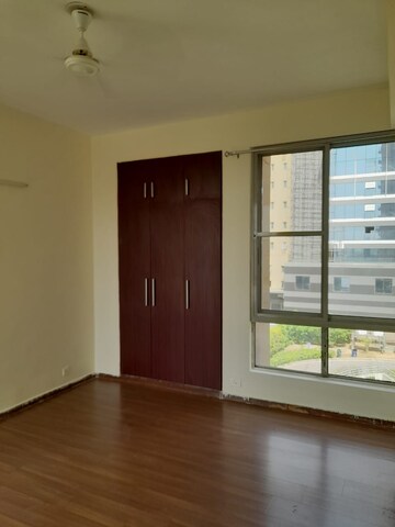 Room in 3 BHK Apartment at Pioneer Park Phase 1, Sector 61 – for Rent