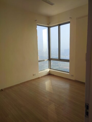 Room in 3 BHK Apartment at Pioneer Park Phase 1, Sector 61 – for Rent