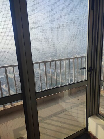 Room in 3 BHK Apartment at Pioneer Park Phase 1, Sector 61 – for Rent