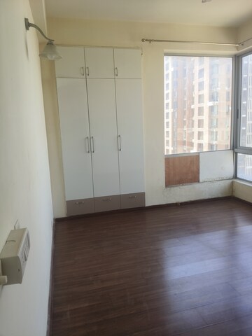 Room in 2 BHK Apartment at Pioneer Park Phase 1, Sector 61 – for Rent