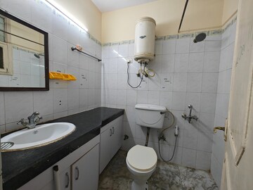 Bathroom in 4 BHK Builder Floor at Ardee City, Sector 52 – for Rent