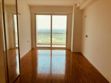 Room in 4 BHK Apartment at DLF The Crest, Sector 54 – for Rent