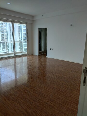 Room in 4 BHK Apartment at DLF The Crest, Sector 54 – for Rent