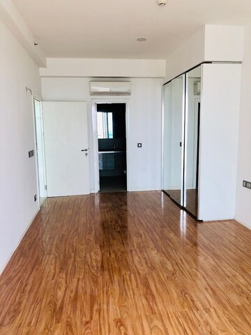 Room in 4 BHK Apartment at DLF The Crest, Sector 54 – for Rent