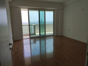Room in 4 BHK Apartment at DLF The Crest, Sector 54 – for Rent