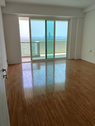 Room in 4 BHK Apartment at DLF The Crest, Sector 54 – for Rent