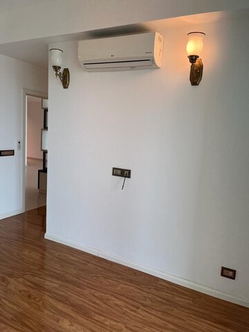 Room in 4 BHK Apartment at DLF The Crest, Sector 54 – for Rent