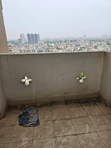 Bathroom in 3 BHK Apartment at Jaypee Greens Kosmos, Sector 134 – for Sale