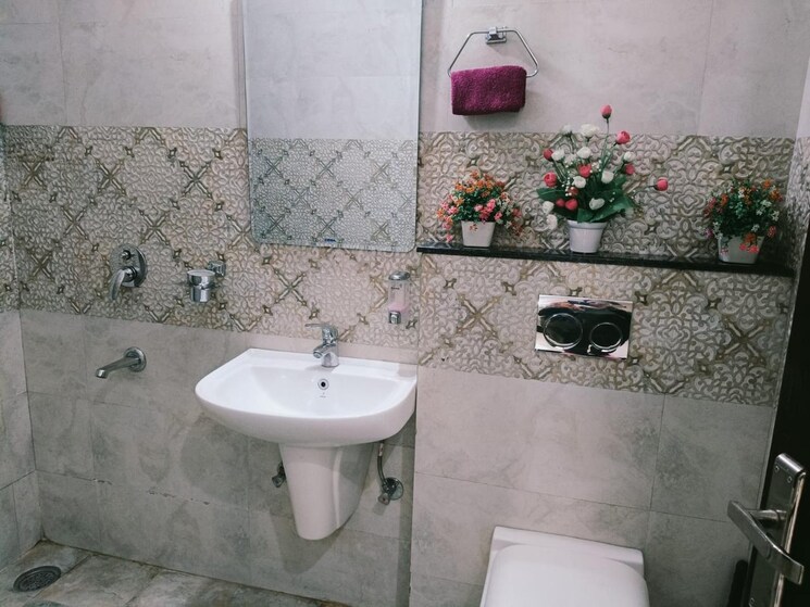 Bathroom, peer mucchalla 3 Bedroom 1450 Sq.Ft. Builder Floor In Peer Mucchalla Zirakpur 8392857
