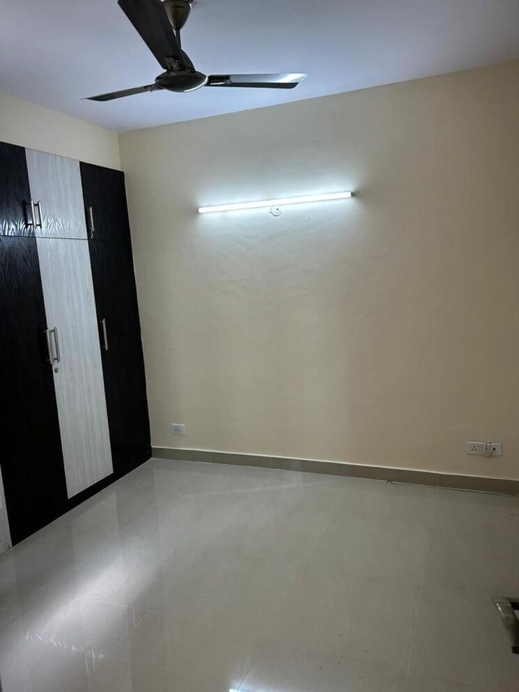 Room, amrapali-platinum 3 Bedroom 1775 Sq.Ft. Apartment In Sector 119 Noida 8392889