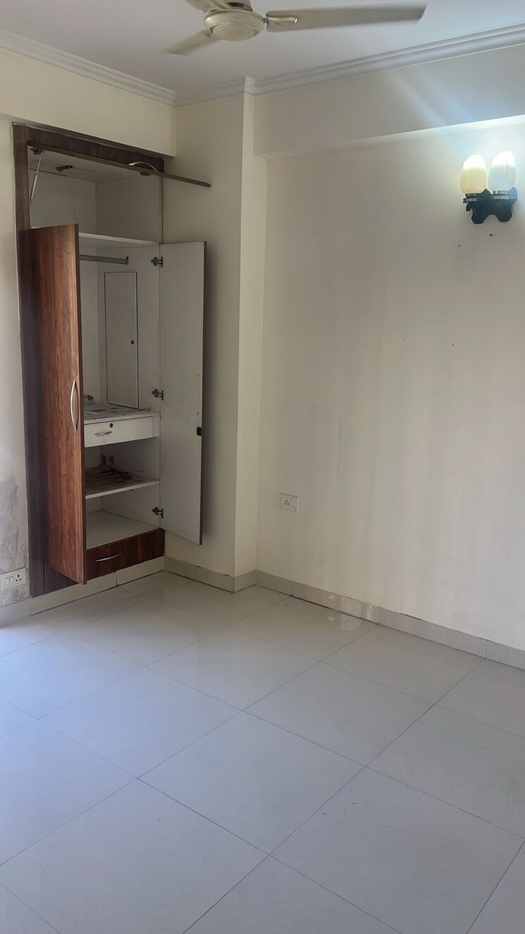 Room, amrapali-platinum 3 Bedroom 1775 Sq.Ft. Apartment In Sector 119 Noida 8392889