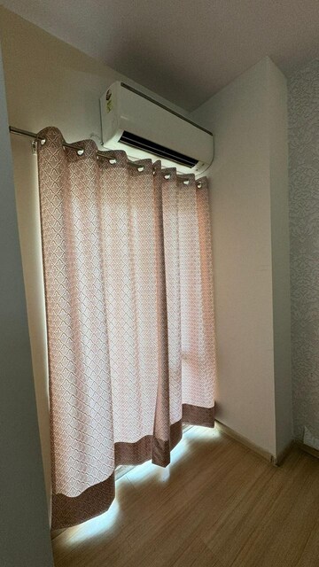 Furnished Amenities in Studio Apartment at Karam Pura – for Rent