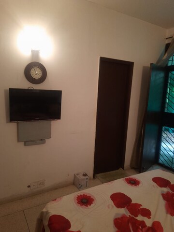 Furnished Amenities in 3 BHK Builder Floor at Unitech South City II, Sector 50 – for Rent