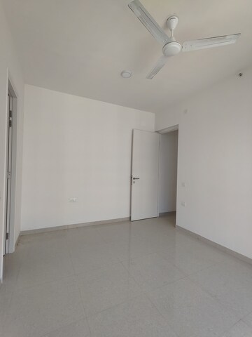 Room in 2 BHK Apartment at Hiranandani Fortune City, New Panvel – for Rent