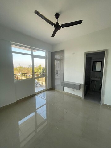 Room in 2 BHK Apartment at Suncity Avenue 76, Sector 76 – for Rent