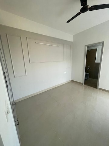 Room in 2 BHK Apartment at Suncity Avenue 76, Sector 76 – for Rent