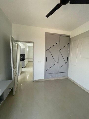Room in 2 BHK Apartment at Suncity Avenue 76, Sector 76 – for Rent